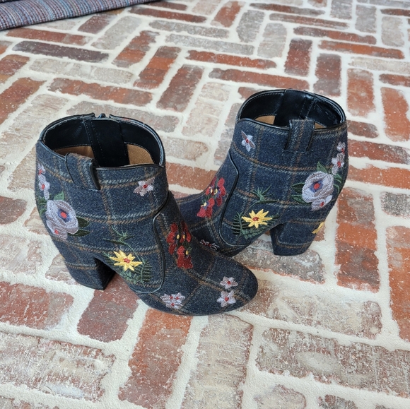 Indigo Rd. Embroidered Flannel Boots size 6 - Picture 1 of 3
